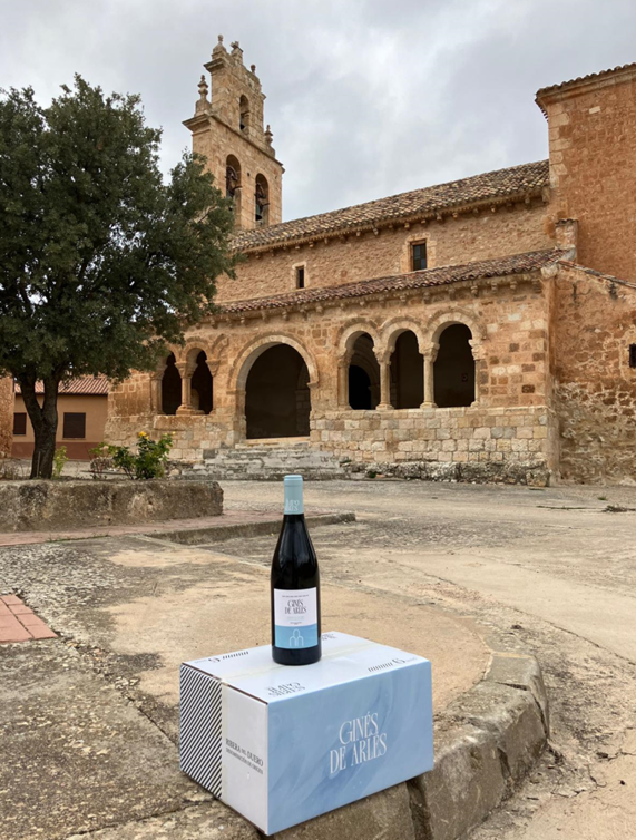 Ginés de Arlés frente a la iglesia de San Ginés